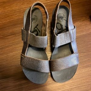 Very comfortable. Great condition Ready to switch to flats. Cute sandals!